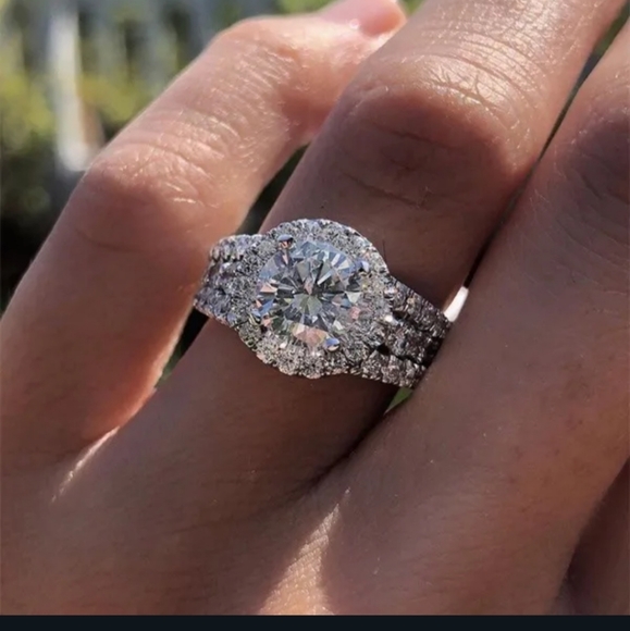 🎉🎉NEW🎉🎉LUXURIOUS!! Round CZ Ring in SILVER Plating - Picture 2 of 16